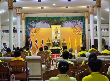 ร่วมพิธีเจริญพระพุทธมนต์เฉลิมพระเกียรติ ... พารามิเตอร์รูปภาพ 1