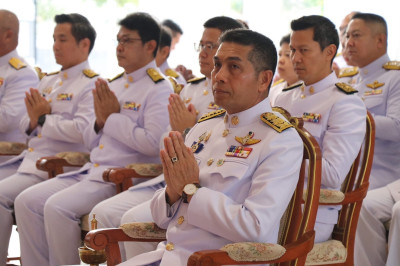 ร่วมพิธีเจริญพระพุทธมนต์และทำบุญตักบาตรถวายพระกุศล ... พารามิเตอร์รูปภาพ 1