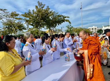 ร่วมพิธีเจริญพระพุทธมนต์และทำบุญตักบาตรถวายพระกุศล ... พารามิเตอร์รูปภาพ 4