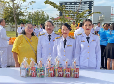 ร่วมพิธีเจริญพระพุทธมนต์และทำบุญตักบาตรถวายพระกุศล ... พารามิเตอร์รูปภาพ 1