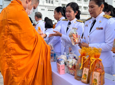 พิธีเจริญพระพุทธมนต์และทำบุญตักบาตรถวายพระราชกุศล ... พารามิเตอร์รูปภาพ 4