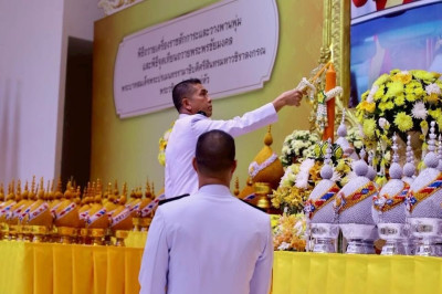 พิธีถวายเครื่องราชสักการะและวางพานพุ่ม ... พารามิเตอร์รูปภาพ 1