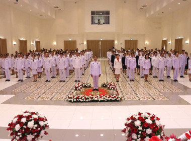 พิธีเจริญพระพุทธมนต์และทำบุญตักบาตรถวายพระราชกุศลและพิธีวางพานพุ่มดอกไม้ถวายราชสักการะเพื่อเป็นการถวายความจงรักภักดีและน้อมรำลึกในพระมหากรุณาธิคุณของพระบาทสมเด็จพระปรเมนทรมหาอานันทมหิดล พระอัฐมรามาธิบดินทร ... พารามิเตอร์รูปภาพ 2