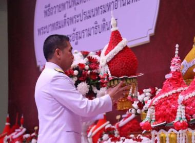 พิธีเจริญพระพุทธมนต์และทำบุญตักบาตรถวายพระราชกุศลและพิธีวางพานพุ่มดอกไม้ถวายราชสักการะเพื่อเป็นการถวายความจงรักภักดีและน้อมรำลึกในพระมหากรุณาธิคุณของพระบาทสมเด็จพระปรเมนทรมหาอานันทมหิดล พระอัฐมรามาธิบดินทร ... พารามิเตอร์รูปภาพ 1