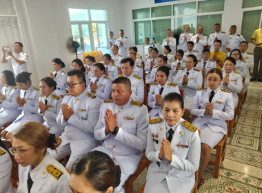 พิธีเจริญพระพุทธมนต์และทำบุญตักบาตรถวายพระราชกุศลและพิธีวางพานพุ่มดอกไม้ถวายราชสักการะเพื่อเป็นการถวายความจงรักภักดีและน้อมรำลึกในพระมหากรุณาธิคุณของพระบาทสมเด็จพระปรเมนทรมหาอานันทมหิดล พระอัฐมรามาธิบดินทร ... พารามิเตอร์รูปภาพ 4