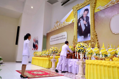 เข้าร่วมพิธีวางพานพุ่มดอกไม้สด เนื่องใน ... พารามิเตอร์รูปภาพ 1