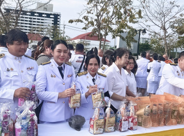 พิธีเจริญพระพุทธมนต์และทำบุญตักบาตรถวายพระราชกุศล ... พารามิเตอร์รูปภาพ 8