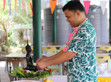 กิจกรรมสรงน้ำพระ รดน้ำดำหัว เนื่องในโอกาสวันสงกรานต์ ... พารามิเตอร์รูปภาพ 1