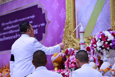 เข้าร่วมพิธีถวายเครื่องราชสักการะและวางพานพุ่ม ... พารามิเตอร์รูปภาพ 1