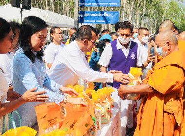 ร่วมพิธีทำบุญตักบาตรเพื่ออุทิศแด่บรรพชนผู้กล้าเมืองถลางที่ได้เสียสละเลือดเนื้อและชีวิตในการปกป้องแผ่นดินไว้ให้ลูกหลาน ... พารามิเตอร์รูปภาพ 6