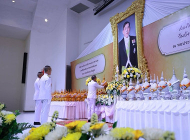 พิธีถวายเครื่องราชสักการะและวางพานพุ่ม ... พารามิเตอร์รูปภาพ 2