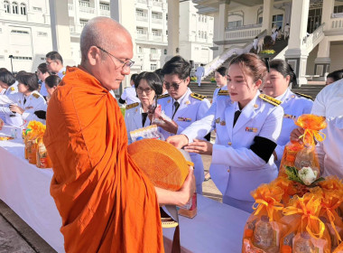 พิธีสวดพระพุทธมนต์และทำบุญตักบาตรถวายพระราชกุศล ... พารามิเตอร์รูปภาพ 7