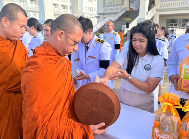 พิธีสวดพระพุทธมนต์และทำบุญตักบาตรถวายพระราชกุศล ... พารามิเตอร์รูปภาพ 9
