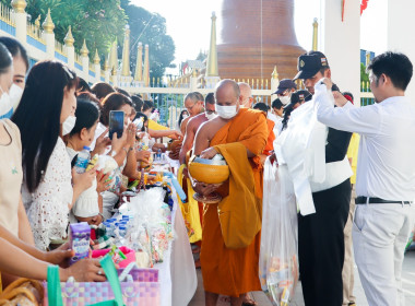 ร่วมพิธีทำบุญตักบาตรถวายพระกุศล งานฉลองพระชนมายุ 8 รอบ ... พารามิเตอร์รูปภาพ 3