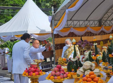 เข้าร่วมประกอบพิธีพุทธาภิเษกเสาหลักเมืองและตั้งเสาหลักเมืองจังหวัดภูเก็ต ณ ศาลหลักเมืองจังหวัดภูเก็ต (เมืองใหม่) ตำบลเทพกระษัตรี อำเภอถลาง จังหวัดภูเก็ต ... พารามิเตอร์รูปภาพ 3