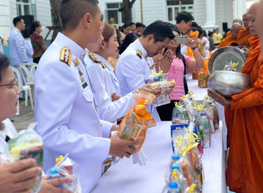 ร่วมพิธีทำบุญตักบาตรถวายพระราชกุศลและพิธีถวายพระพร ... พารามิเตอร์รูปภาพ 3