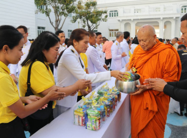 ทำบุญตักบาตรถวายพระราชกุศลและพิธีถวายพระพร พารามิเตอร์รูปภาพ 6