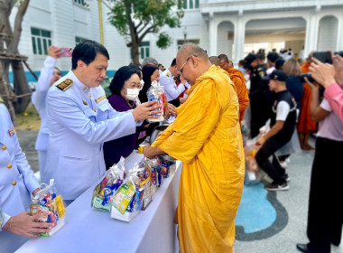 ร่วมพิธีทำบุญตักบาตรถวายพระราชกุศล และพิธีถวายพระพรชัยมงคล ... พารามิเตอร์รูปภาพ 4