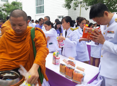 พิธีเจริญพระพุทธมนต์และพิธีทำบุญตักบาตรถวายพระราชกุศล ณ ... พารามิเตอร์รูปภาพ 3