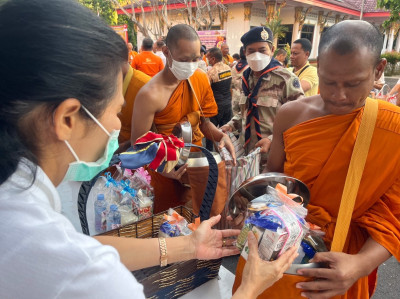 ร่วมพิธีทำบุญตักบาตร ข้าวสาร อาหารแห้ง เพื่อถวายพระพรชัยมงคล พารามิเตอร์รูปภาพ 1