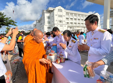 ร่วมพิธีเจริญพระพุทธมนต์และทำบุญตักบาตรถวายพระราชกุศล ... พารามิเตอร์รูปภาพ 7