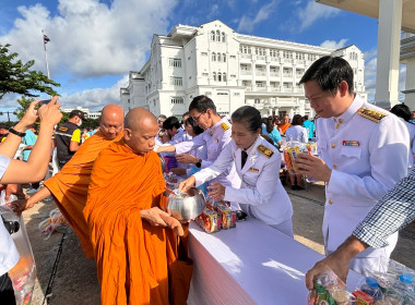 ร่วมพิธีเจริญพระพุทธมนต์และทำบุญตักบาตรถวายพระราชกุศล ... พารามิเตอร์รูปภาพ 6